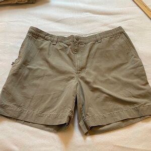 Columbia Men's brown Khaki Flat Front Shorts wide 
leg size 40